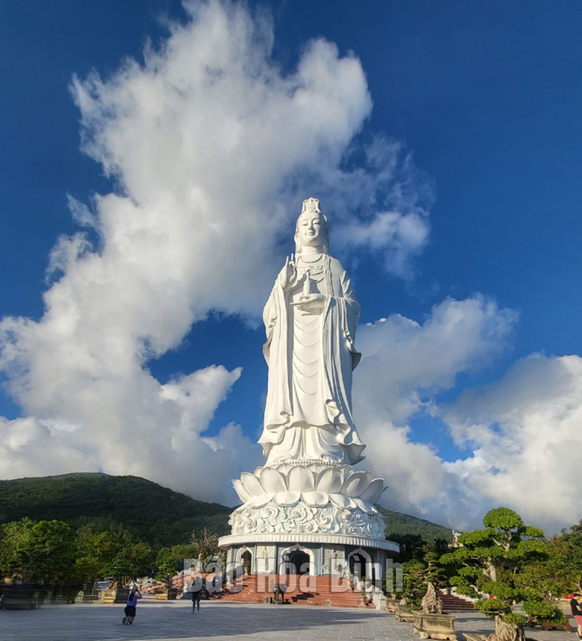 From Da Nang : Marble Mountains – Monkey Mountain – Am Phu Cave.