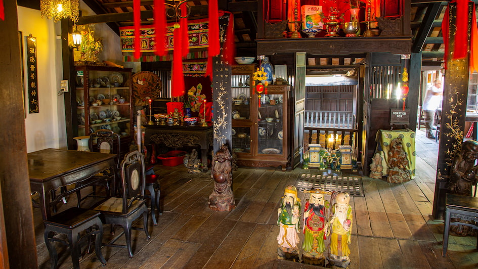 Local artisans along Hoi An street