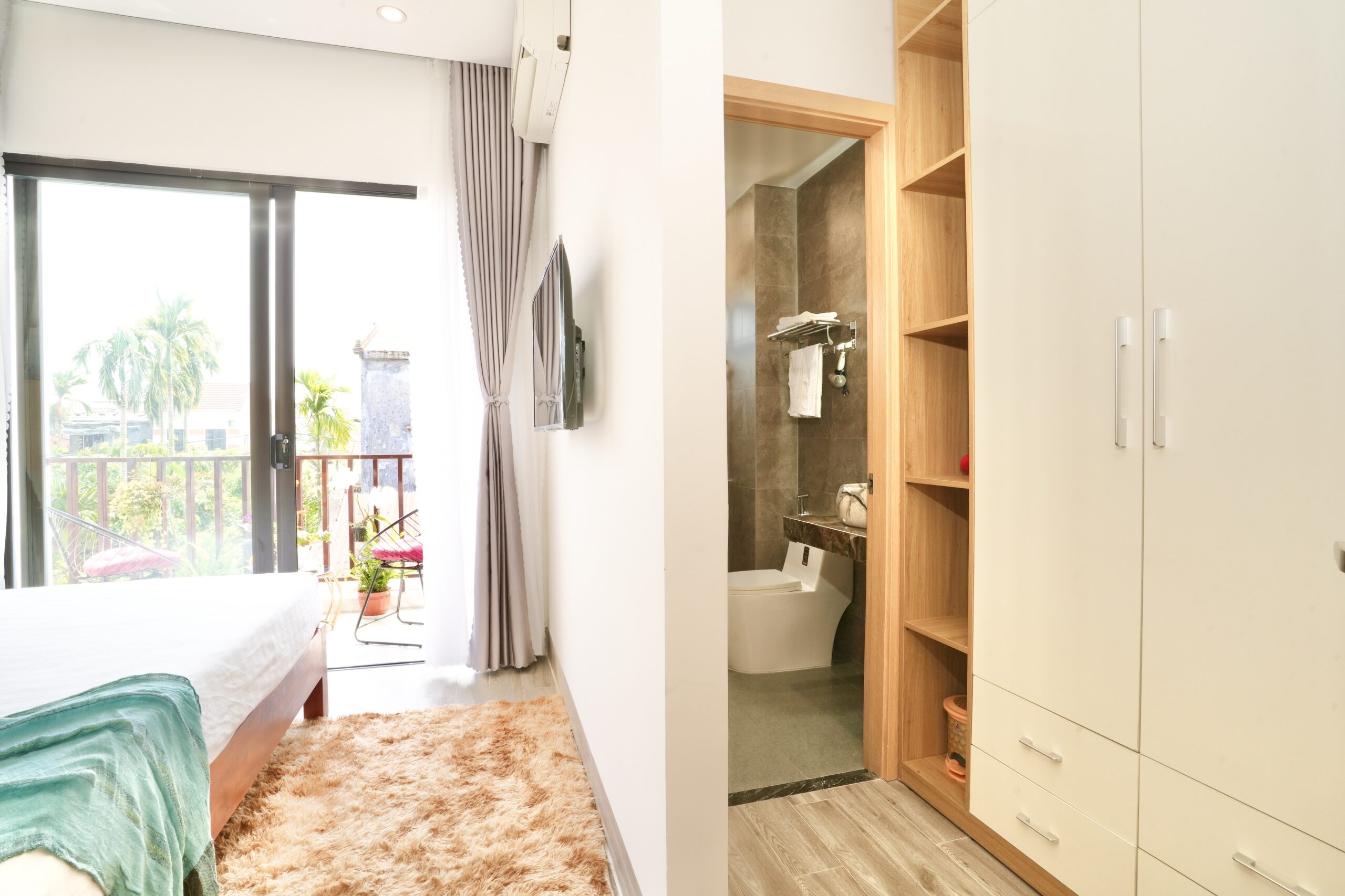 Sunlit balcony double room in Hoi An (Floor 2) - image 2