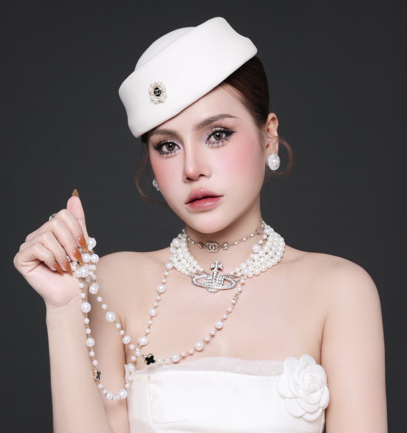 Soft glam makeup direction suitable for a Da Nang resort party evening