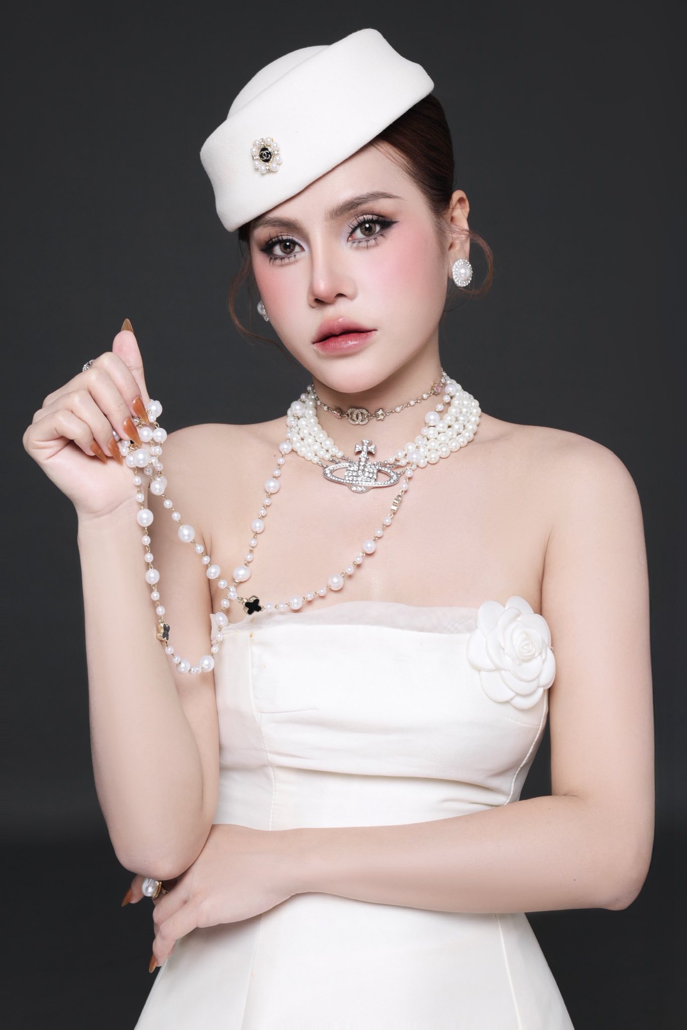 Party evening makeup in Da Nang with refined tropical glam for luxury resort guests
