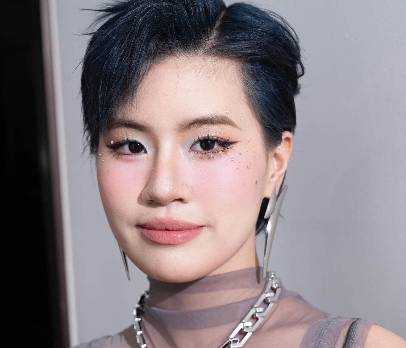 Elegant resort makeup artist finish for dinner and cocktail events in Da Nang