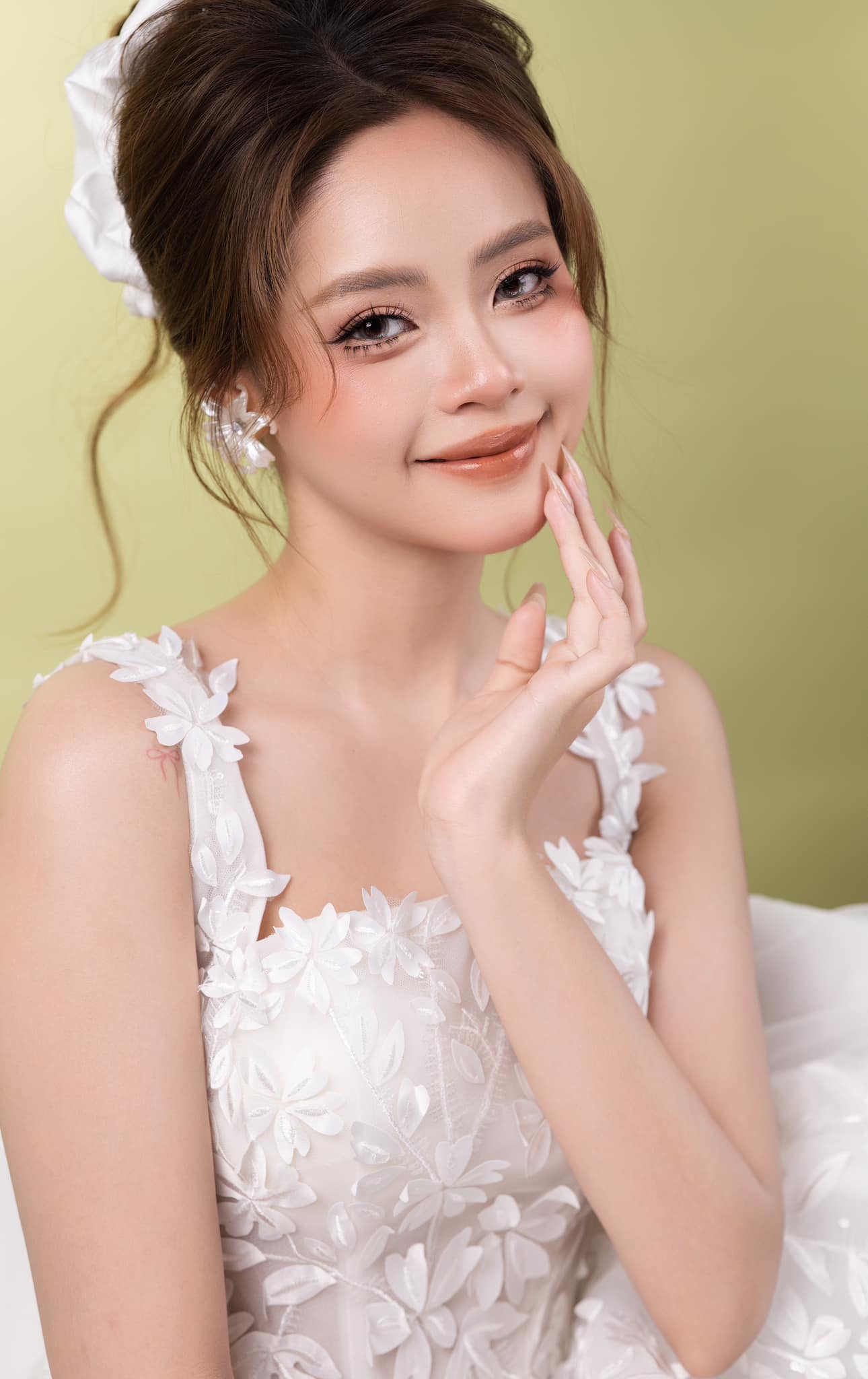 Polished evening makeup at luxury resort in Da Nang